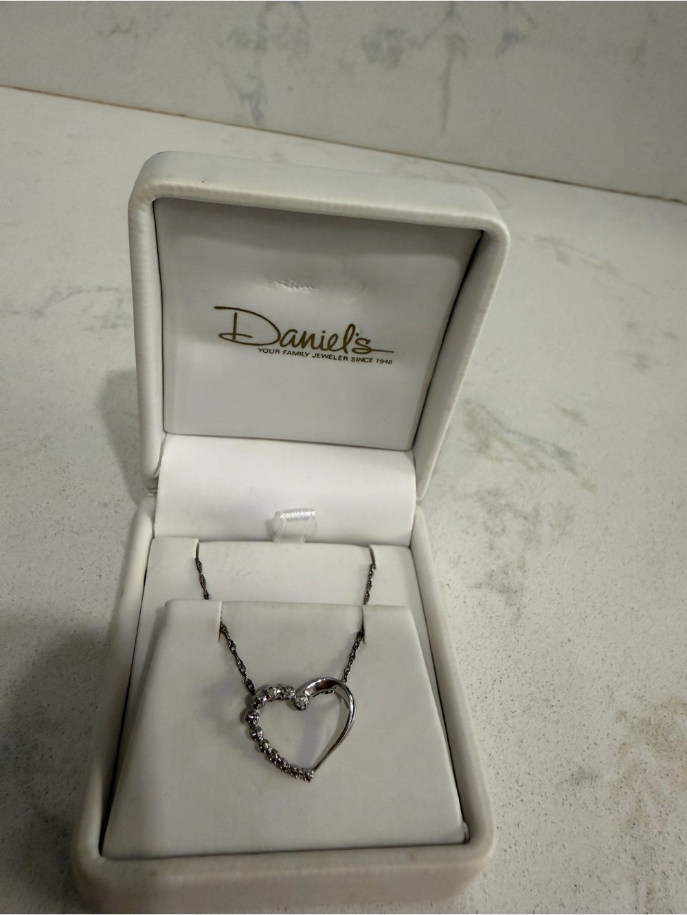 Daniel’s jewelers 925 Sterling silver open heart pendant necklace with box